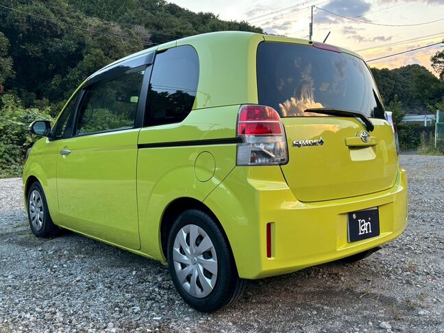 後ろからの見た目や、ブレーキランプも丸みのあるデザインで可愛らしいお車です！【スペイド】